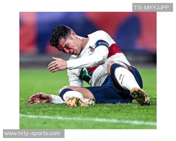 C罗中路停球失误错失良机遗憾抱头难掩失落情绪